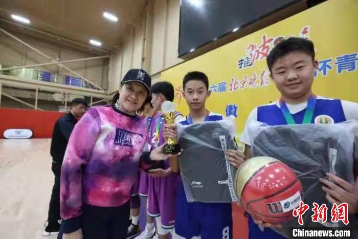中国女篮名宿宋晓波给优胜球队颁奖 主办方 供图